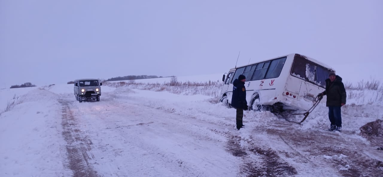 Спасатели по всей Амурской области спасают застрявших на дорогах автомобилистов - 2x2.su картинка 2