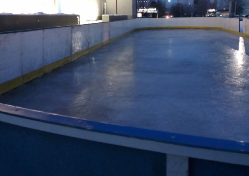 В Благовещенске около киноцентра «Харбин» впервые открылся каток для мам с маленькими детьми  - 2x2.su