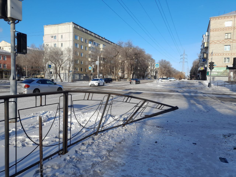 В Благовещенске лихача, снёсшего забор, заставят возместить ущерб  - 2x2.su