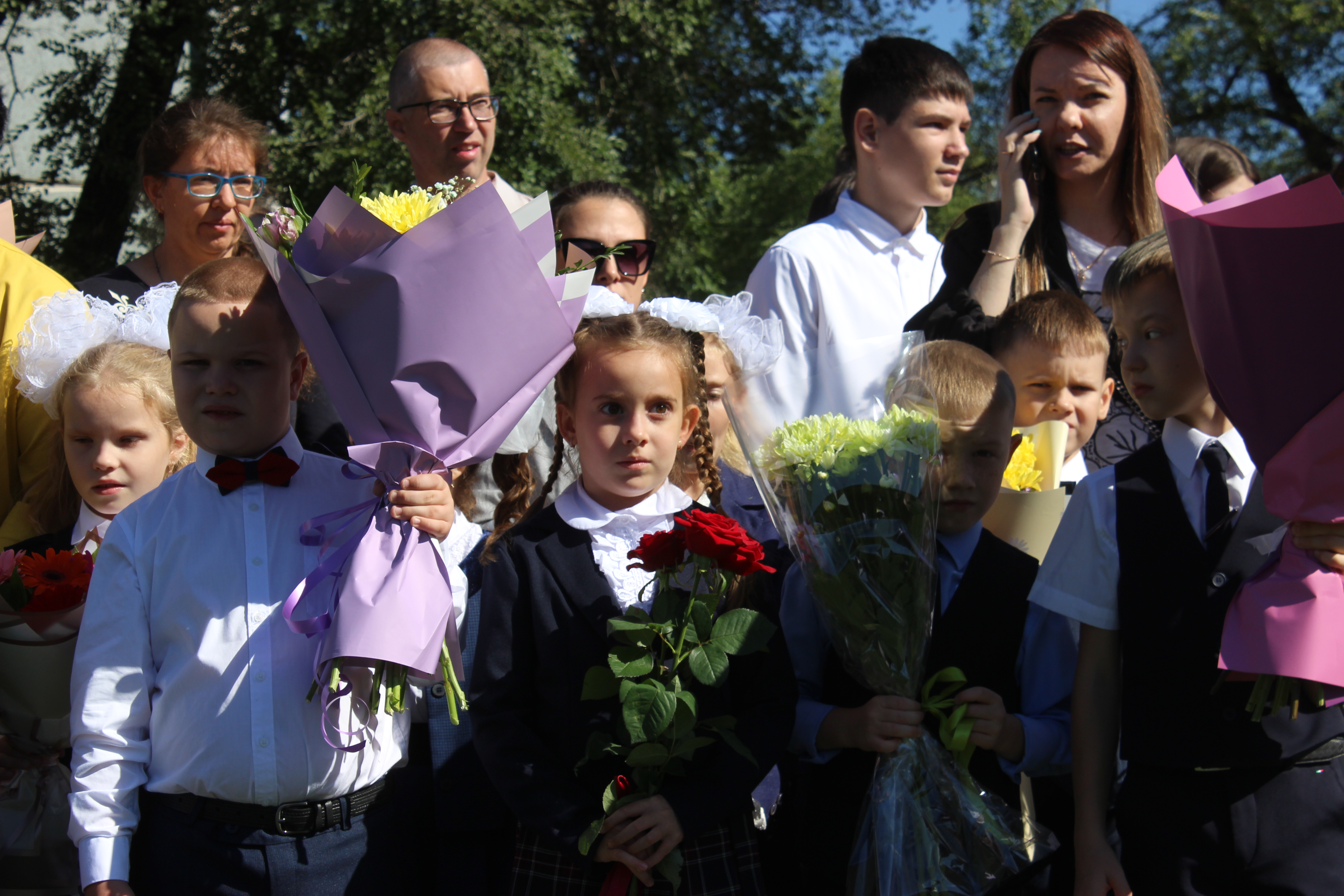В благовещенских школах прошли праздничные линейки в честь Дня знаний  - 2x2.su картинка 5