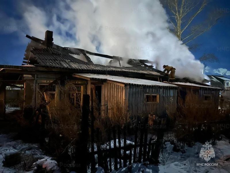 В Благовещенске на месте пожара в нежилом доме нашли тело мужчины - 2x2.su