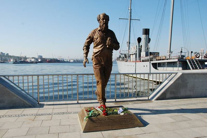 Житель Тынды потребовал убрать памятник Солженицыну во Владивостоке