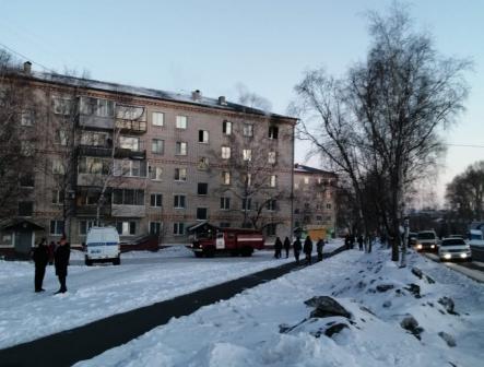 В Райчихинске загорелась квартира с молодой мамой и двумя детьми внутри - 2x2.su