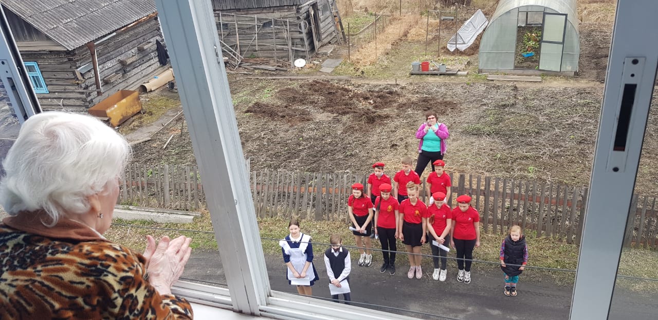 Школьники из Бурейского района помогают пенсионерам осваивать гаджеты - 2x2.su картинка 2