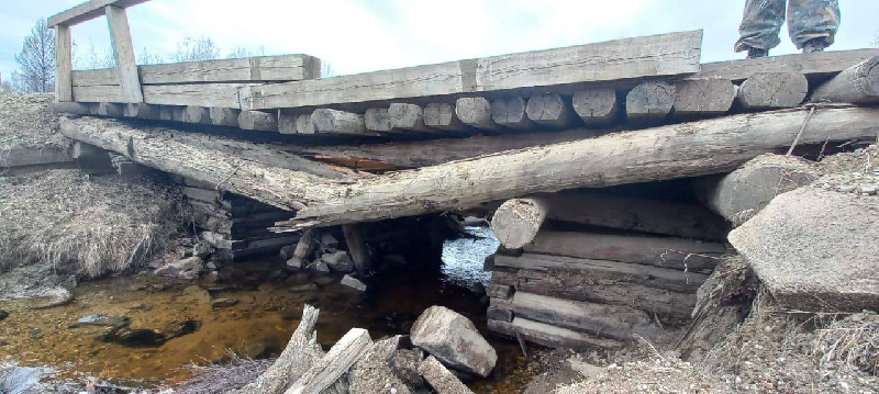 В Мазановском районе из-за большегруза разрушился деревянный мост - 2x2.su