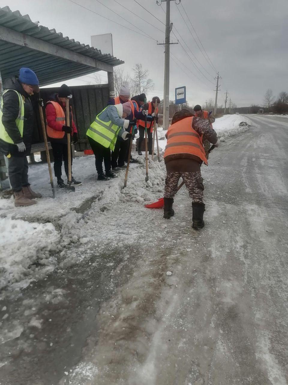 Первый снегопад превратил Зею в каток: коммунальщики вышли на уборку - 2x2.su картинка 3