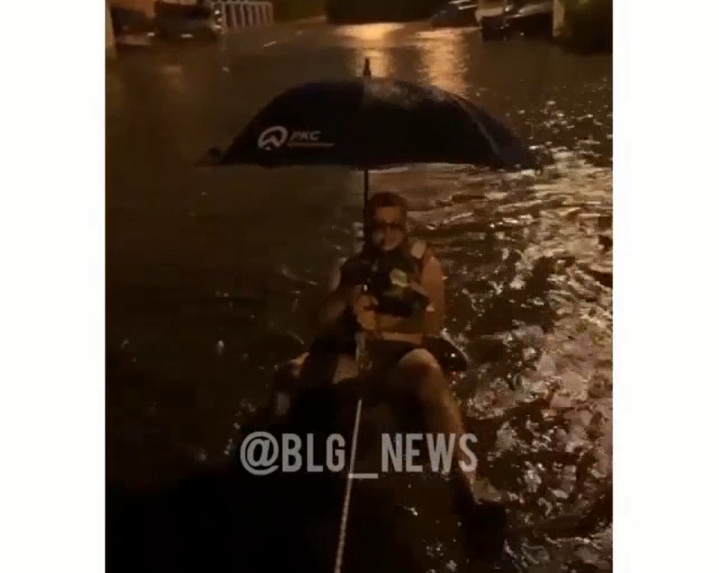 После дождя жители Благовещенска решили искупаться на затопленных дорогах - 2x2.su