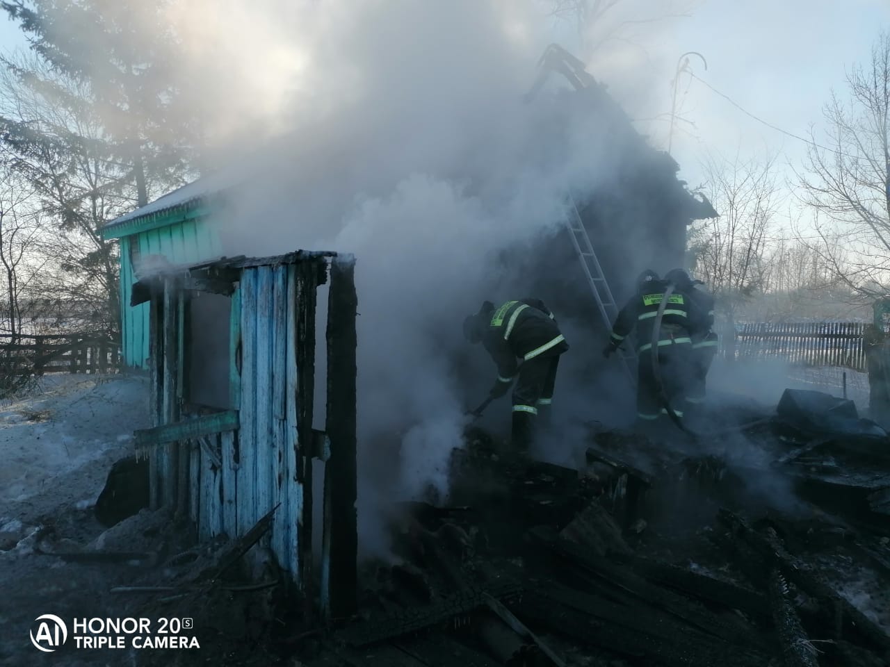 Амурские пожарные спасли от огня мужчину, который спал в горящем доме - 2x2.su картинка 4