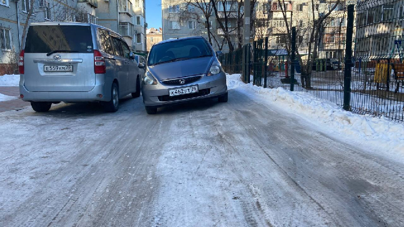 Жители Благовещенска боятся попасть в ДТП в собственном дворе из-за льда на дороге - 2x2.su