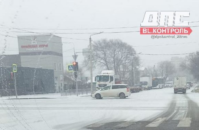 Снегопад и гололёд стали причиной множества ДТП в Благовещенске - 2x2.su картинка 6