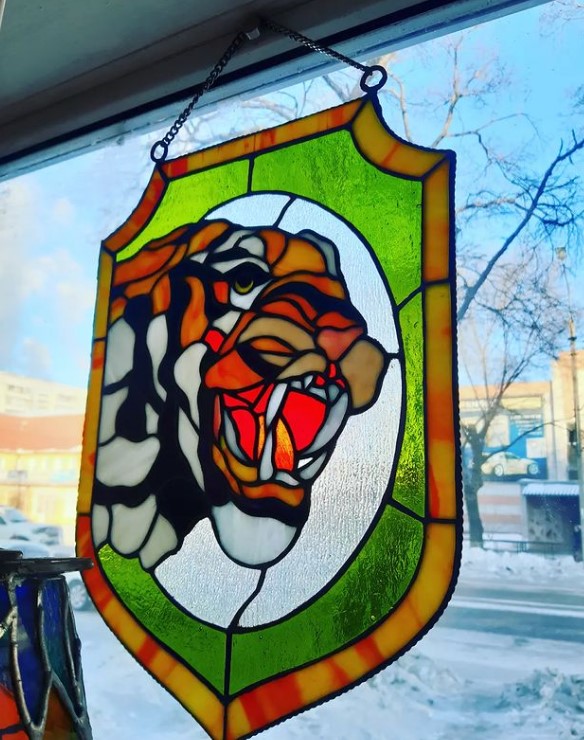 «Не каждому дано»: амурчанин мечтал о генетике, а стал популярным витражным мастером - 2x2.su картинка 9