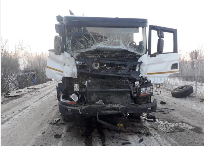 В Приамурье столкнулись два самосвала: водитель умер в больнице - 2x2.su