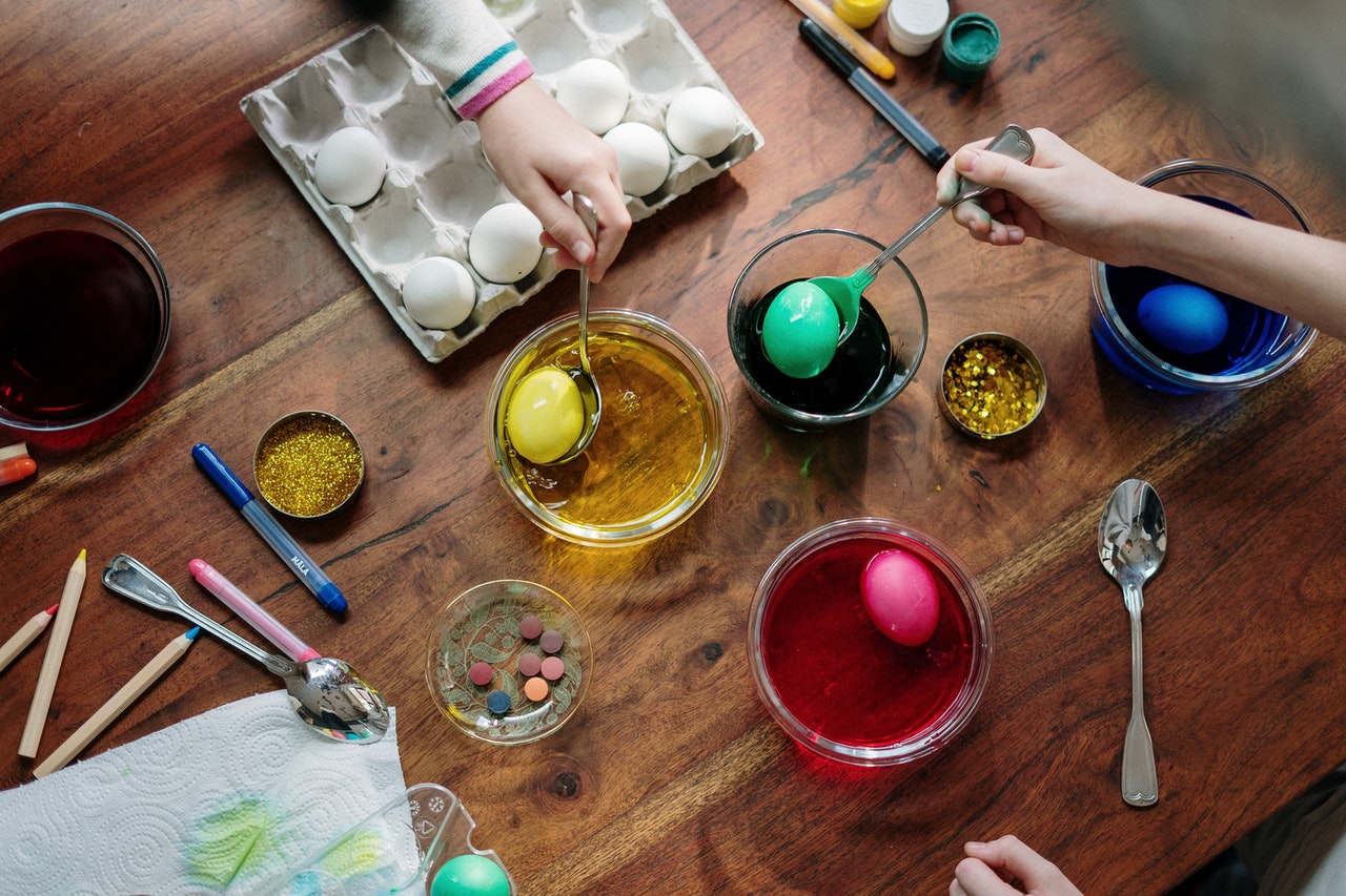Пять способов покрасить яйца 