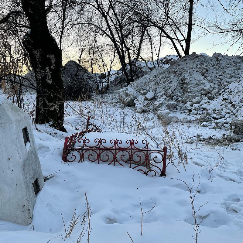 Неокраеведы возмутились, что в Благовещенске на Вознесенское кладбище вывозят снег