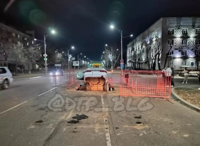 Опубликовано видео с места ДТП, где автомобиль провалился в яму на улице Калинина в Благовещенске - 2x2.su