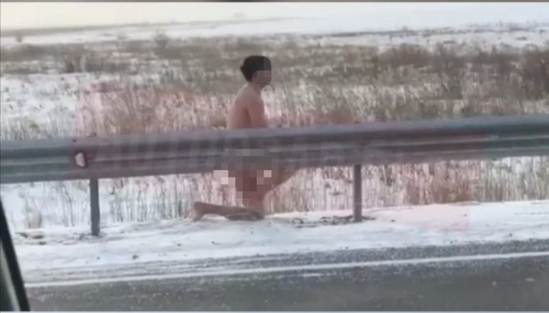 голый мужик на снегу