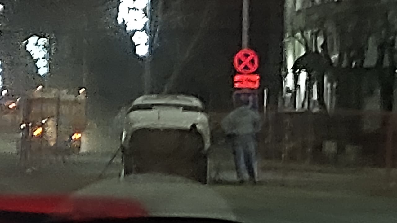 Опубликовано видео с места ДТП, где автомобиль провалился в яму на улице Калинина в Благовещенске - 2x2.su картинка 6