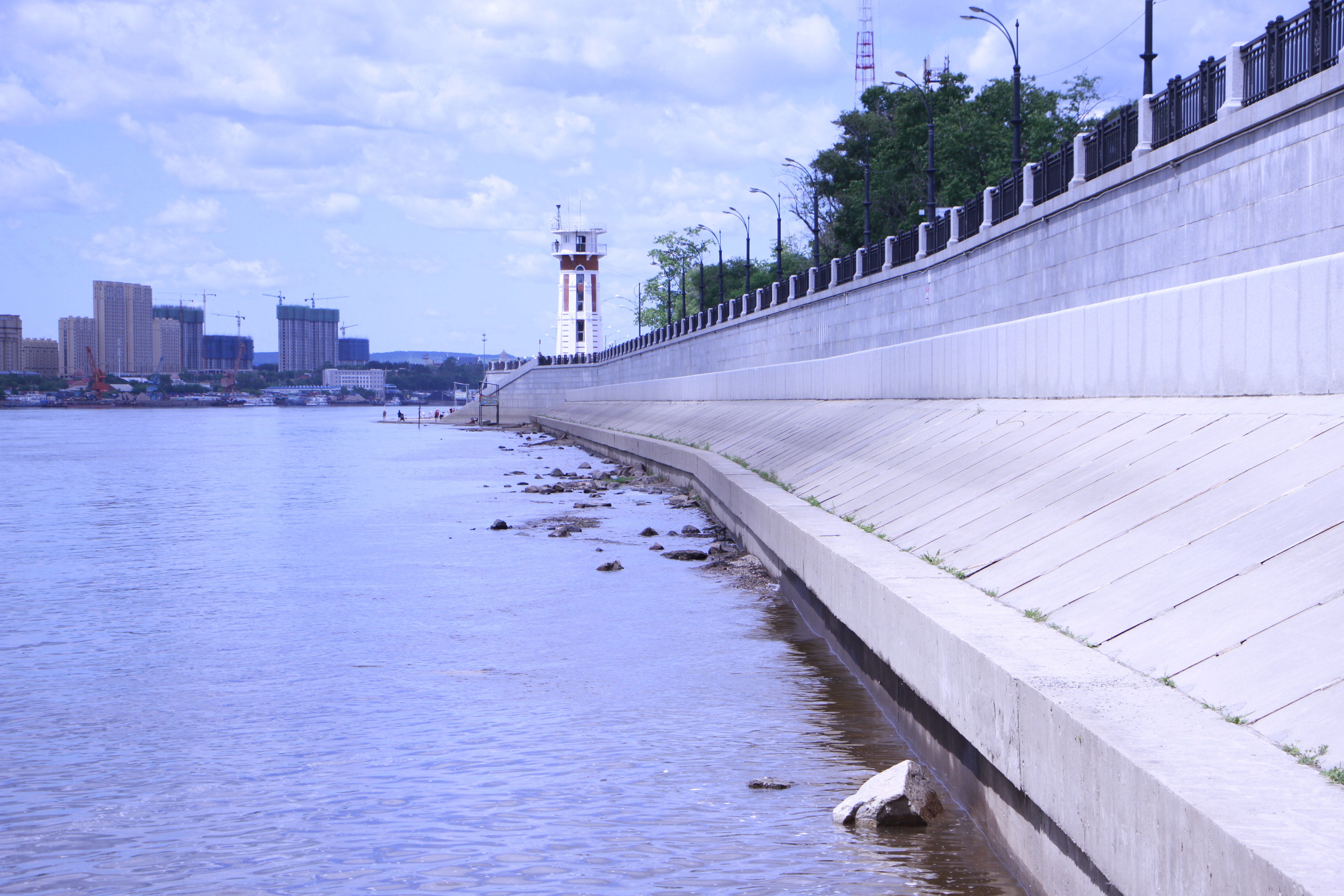 В Благовещенске на Амуре поднимается вода, но дети и взрослые продолжают отдыхать на пляже - 2x2.su картинка 3