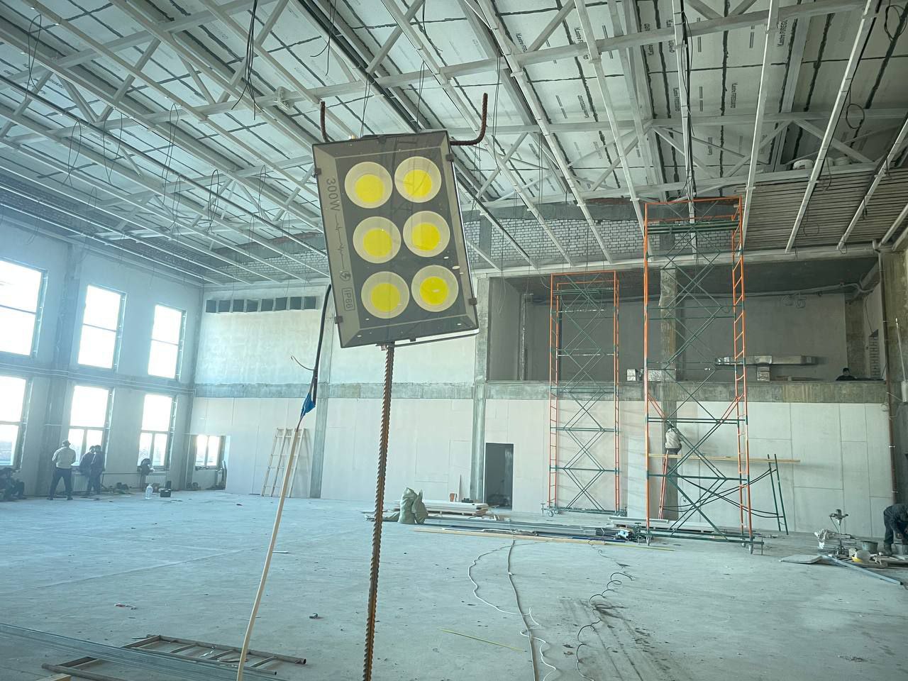 Олег Имамеев проверил, как строится новая школа на 1500 мест в Благовещенске  - 2x2.su картинка 3