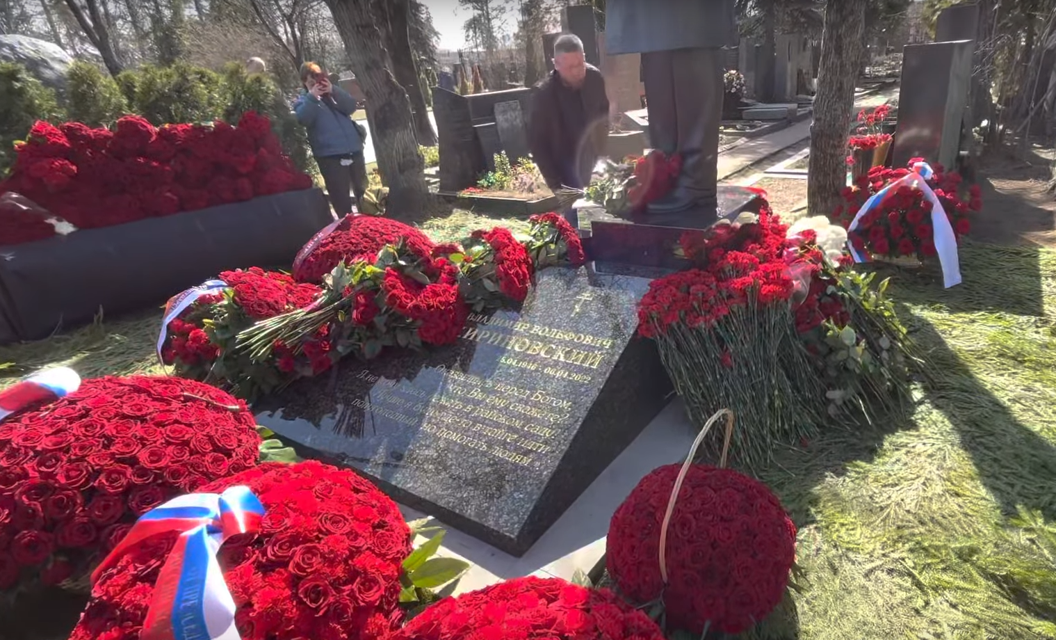Жириновский умер дата. Могила. Ухоженная могила. Фото могилы. Жириновский памятник на могиле.