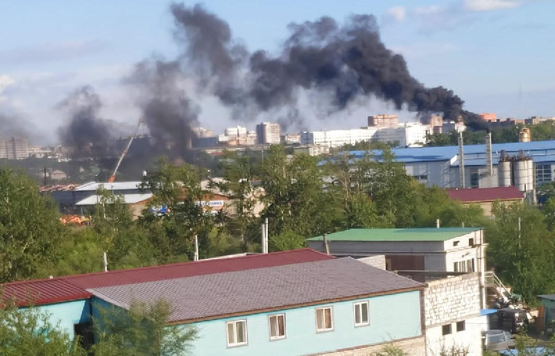  «Дым, запах ацетона и шум»: жители Благовещенска продолжают жаловаться на завод