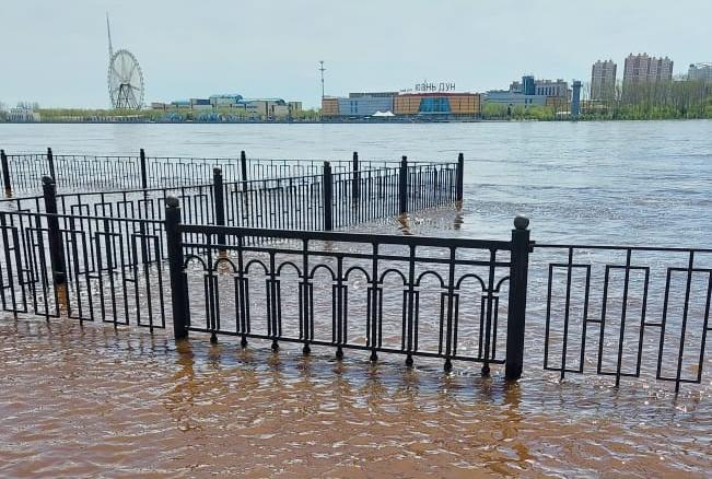 Вода в районе Благовещенска начала подходить к гаражам