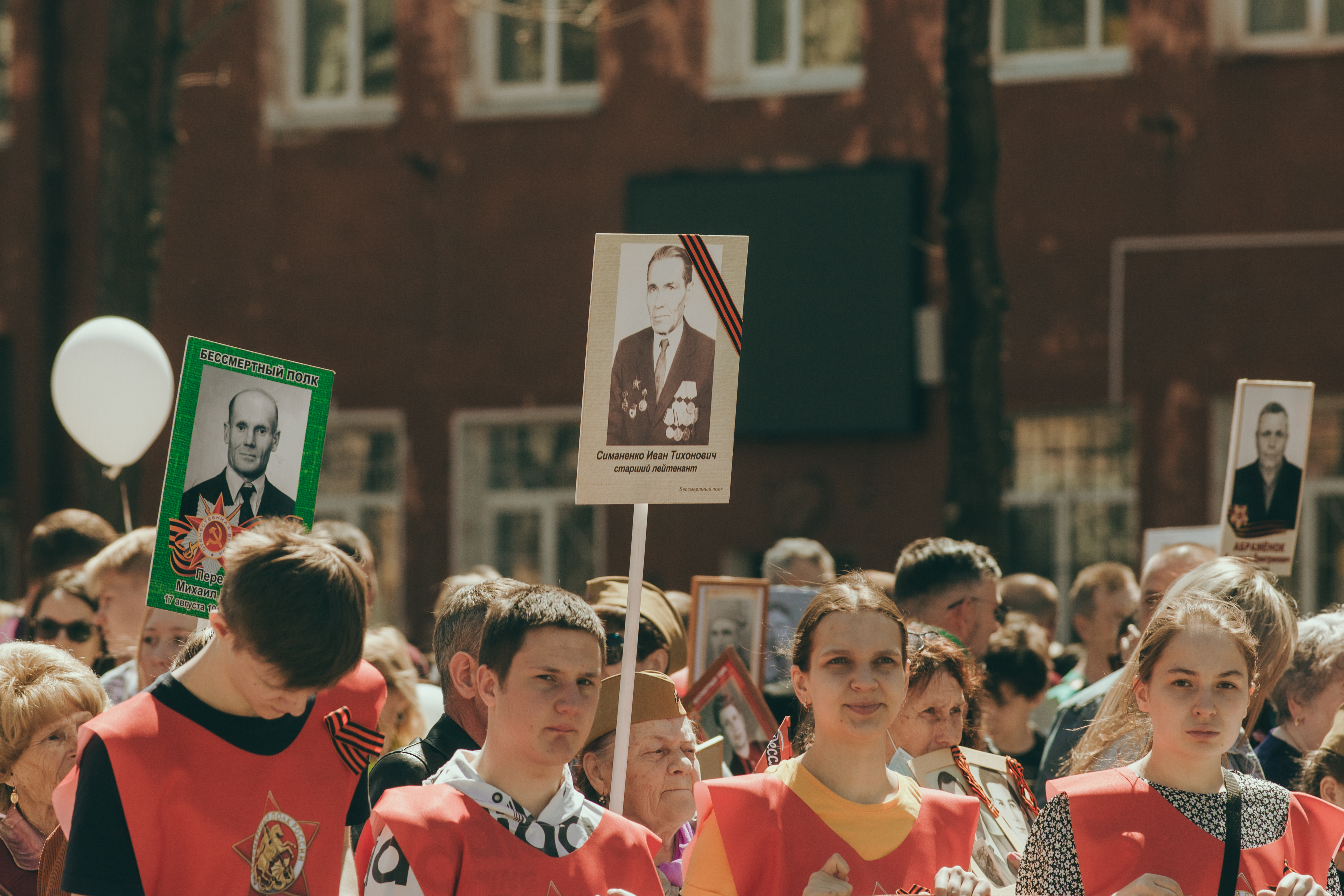 В честь Дня Победы по улице Ленина прошли «Бессмертный полк» и войска Благовещенского гарнизона  - 2x2.su картинка 3