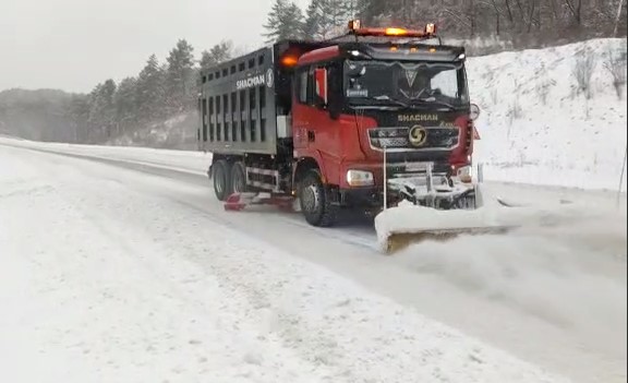 В Амурской области продолжают бороться с последствиями снегопада - 2x2.su картинка 4