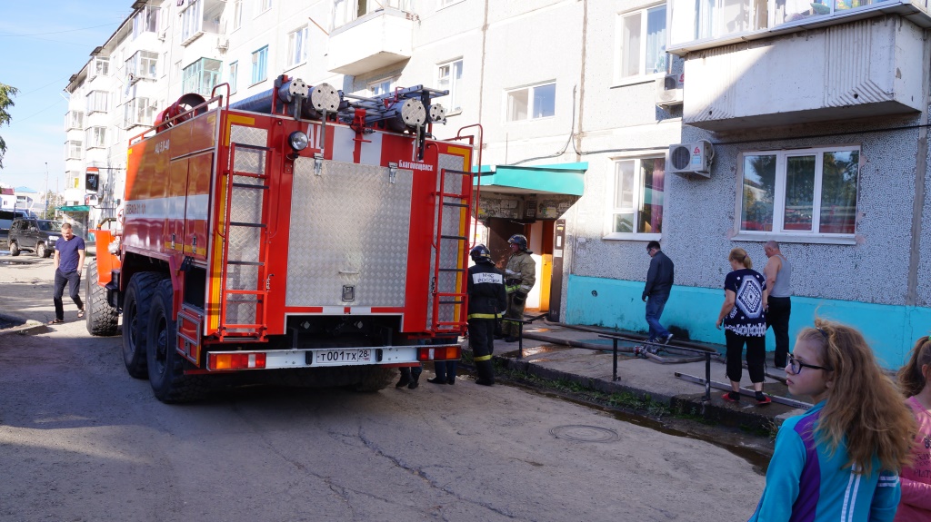 Огнеборцы спасли двух благовещенцев из пожара - 2x2.su