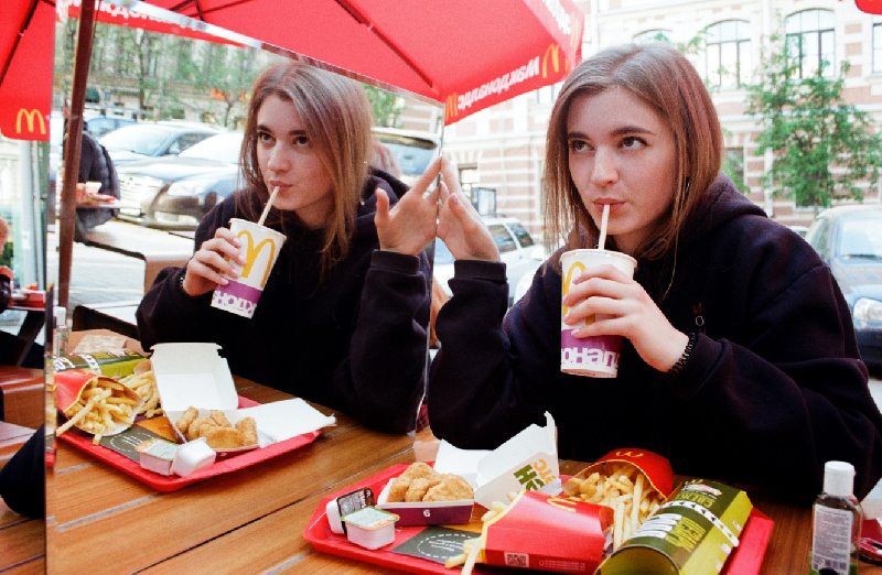 Россияне придумали смешные названия новому McDonald's, стал известен покупатель сети ресторанов - 2x2.su