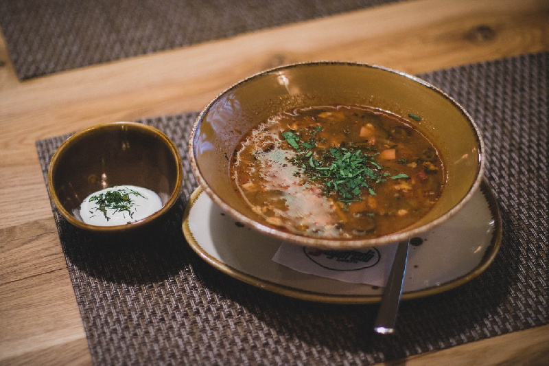 Готовим луковый суп по-французски с коньяком - 2x2.su