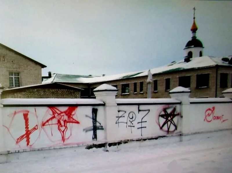 Амурчанка на видео извинилась за граффити на стенах женского монастыря