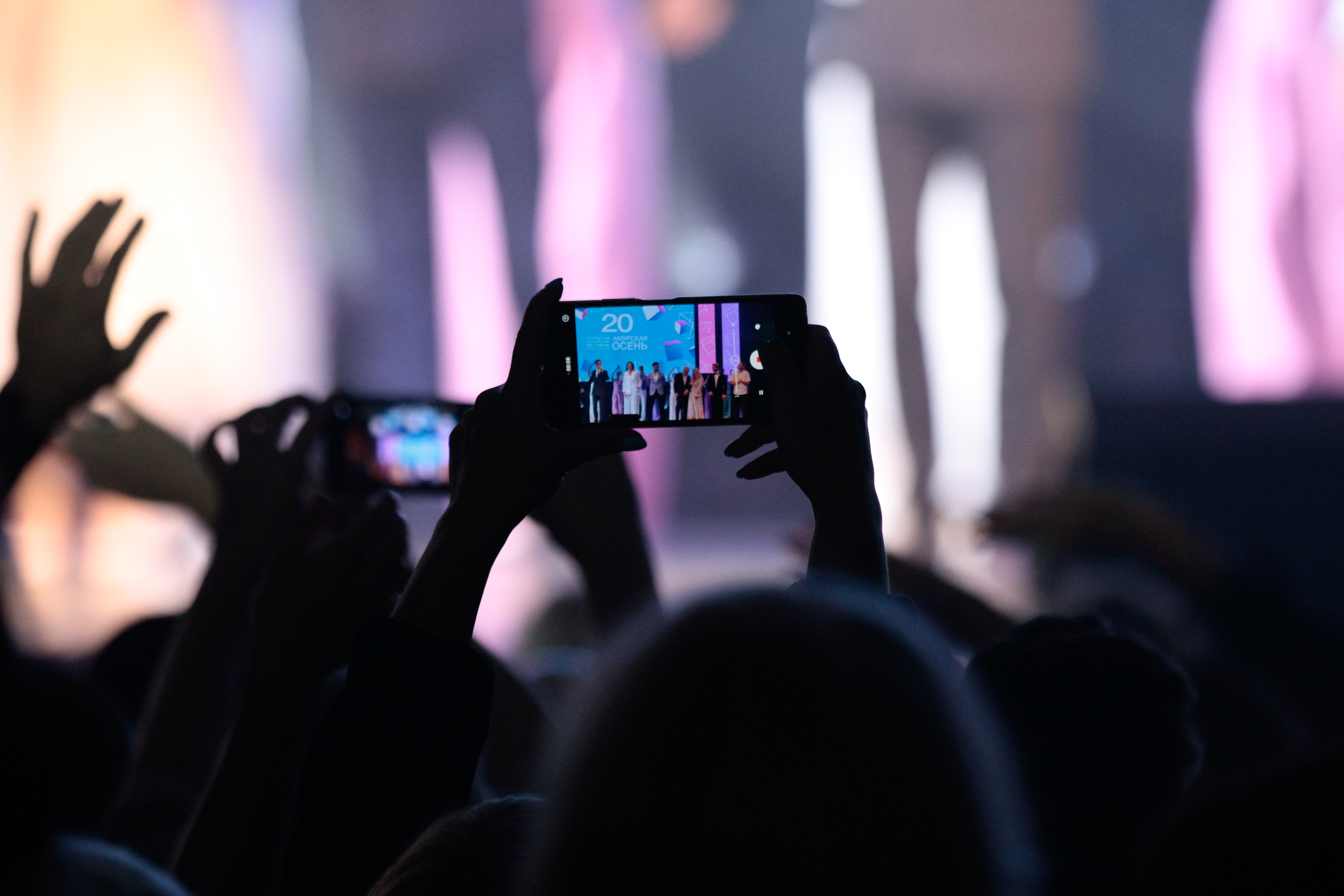 В Благовещенске торжественно открыли фестиваль кино и театра «Амурская осень» - 2x2.su картинка 2