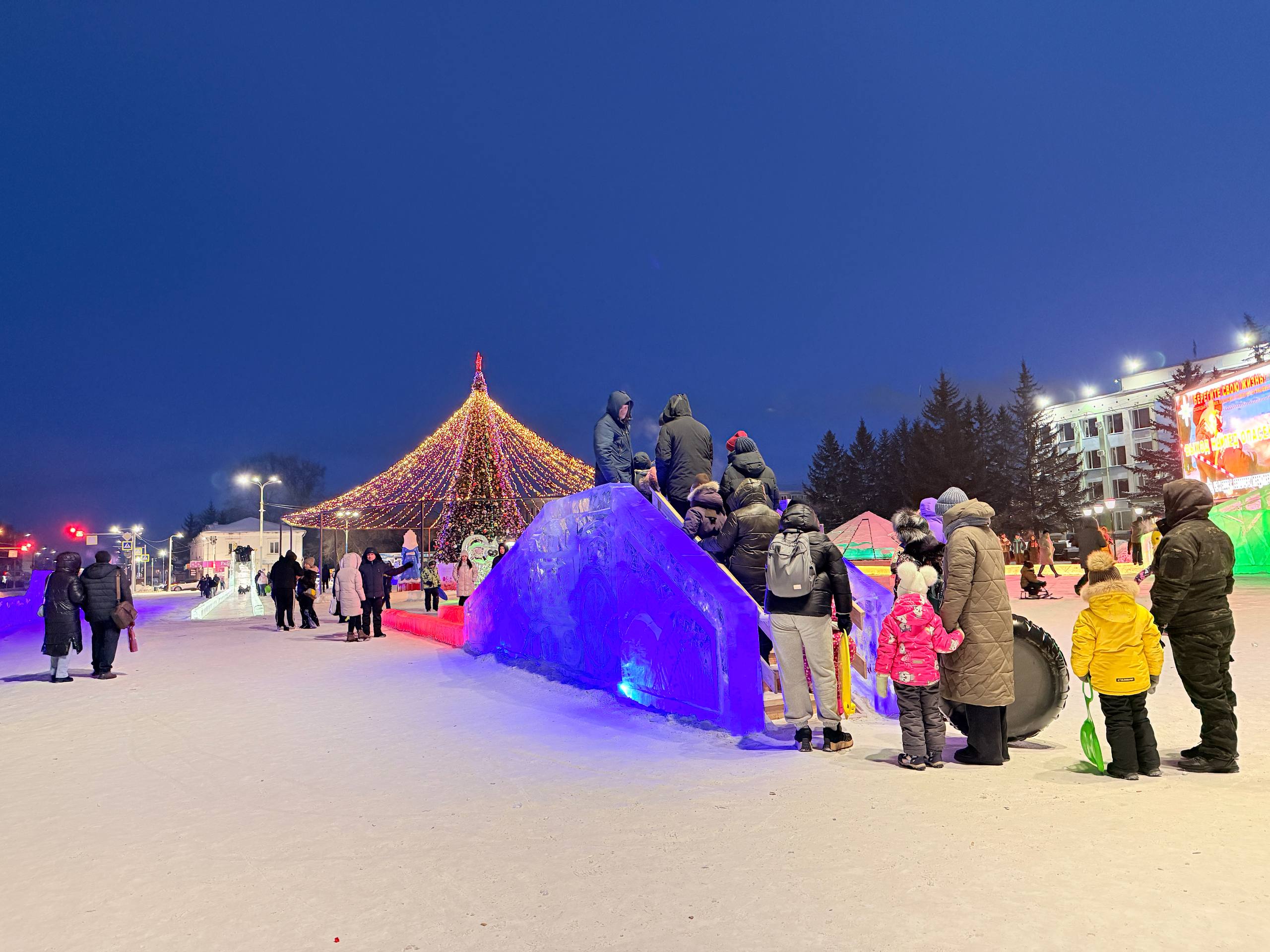 В Белогорске гостей новогоднего городка угощают в пункте обогрева бесплатным чаем - 2x2.su картинка 4
