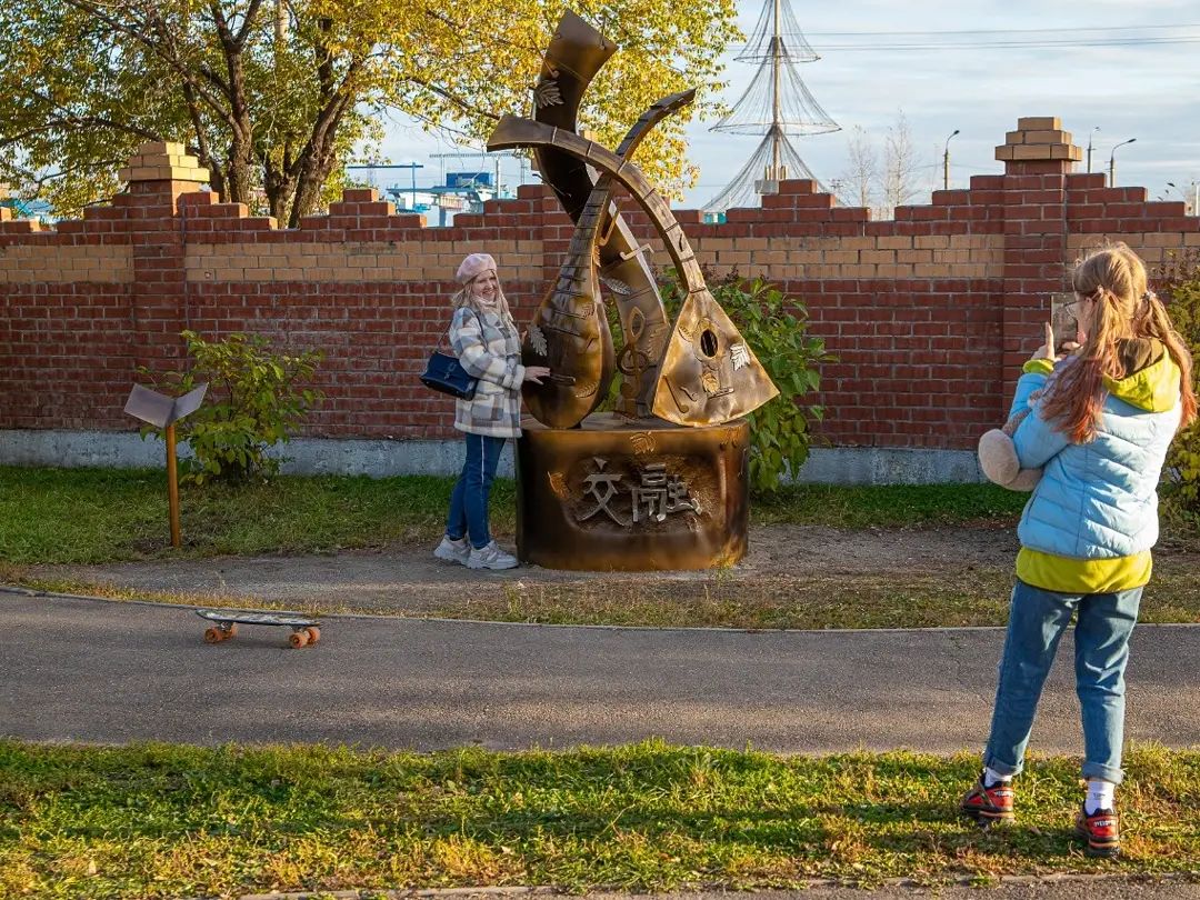 Жители Благовещенска не оценили новую скульптуру в парке Дружбы