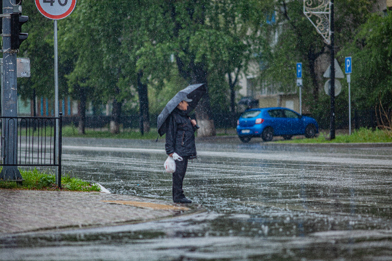 В Благовещенск снова идут сильные дожди, объявлено штормовое предупреждение  - 2x2.su