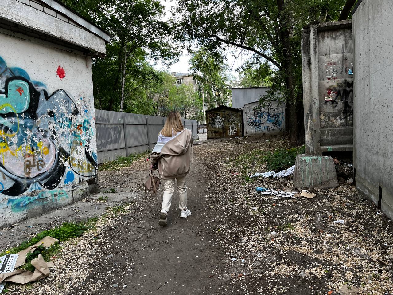 Благовещенцев возмутила стихийная автостоянка на месте снесённого барака  - 2x2.su картинка 6