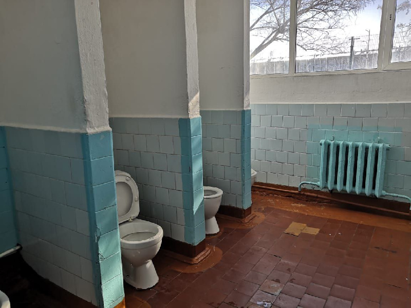 Школу Благовещенска обязали поставить двери в кабинках туалета
