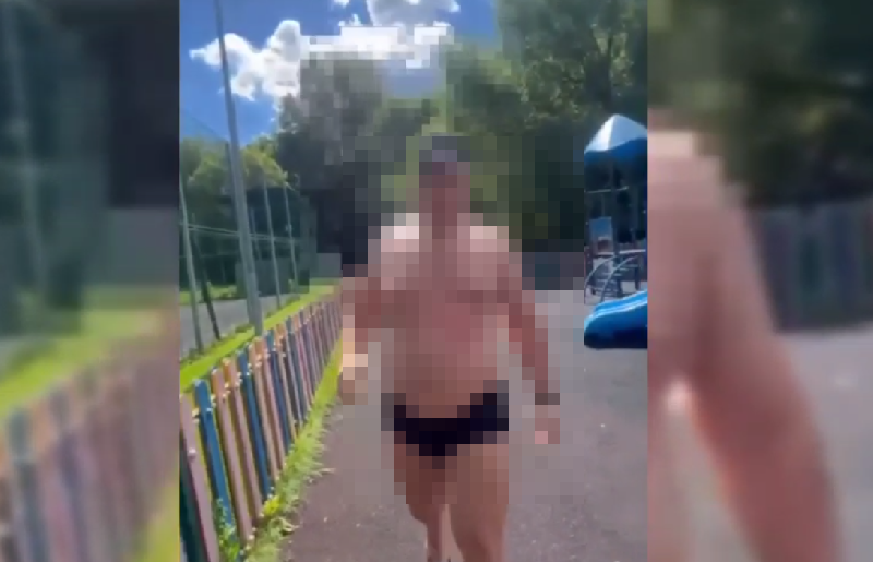 В Москве мужчина, загоравший в трусах на детской площадке, набросился с кулаками на мать двоих детей