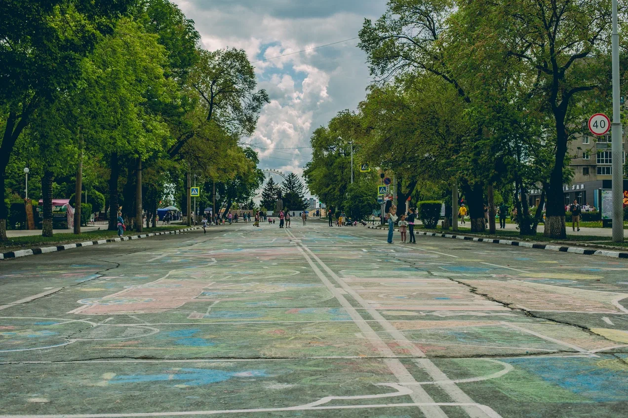 Жителей Благовещенска впечатлили парад колясок, фестиваль цветов и рисунки мелом на асфальте на День города - 2x2.su картинка 3