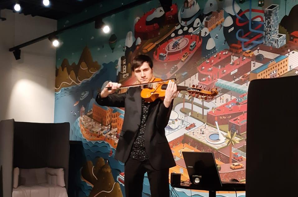 «Скрипка любви»: экс-амурчанин освоил редчайший музыкальный инструмент