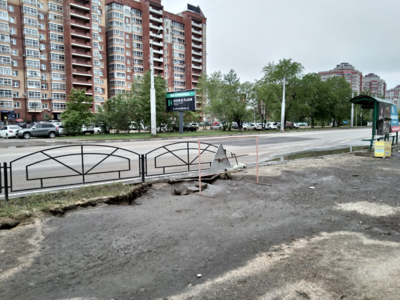 Из-за сильного ливня в Благовещенске просел грунт, а дороги оказались под водой - 2x2.su