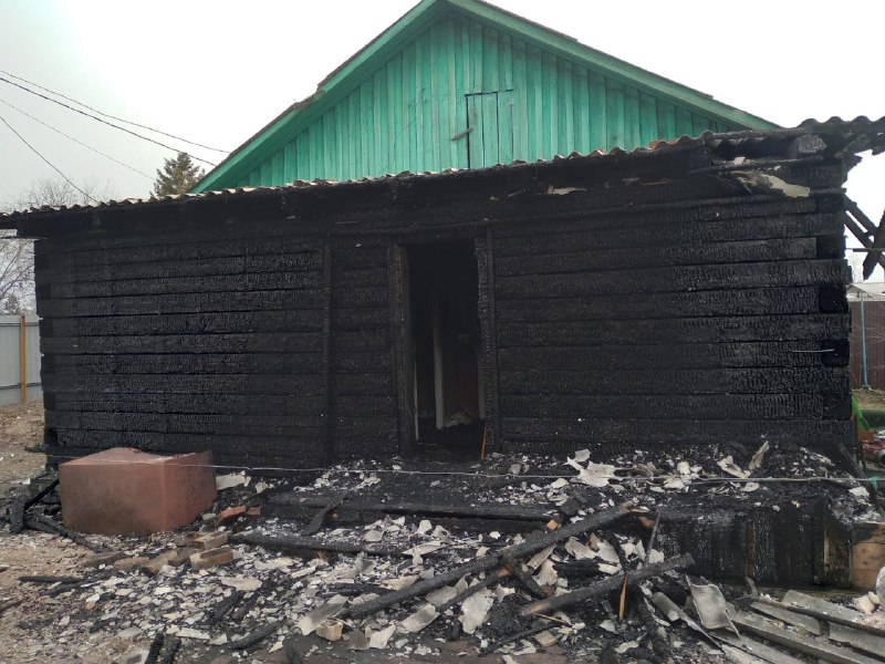 Амурская семья с двумя детьми после пожара осталась без дома и вещей - 2x2.su