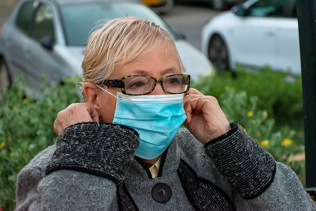 В Петербурге работающим пенсионерам, которые не прошли вакцинацию, ограничат доступ к бытовым услугам и в общепит - 2x2.su