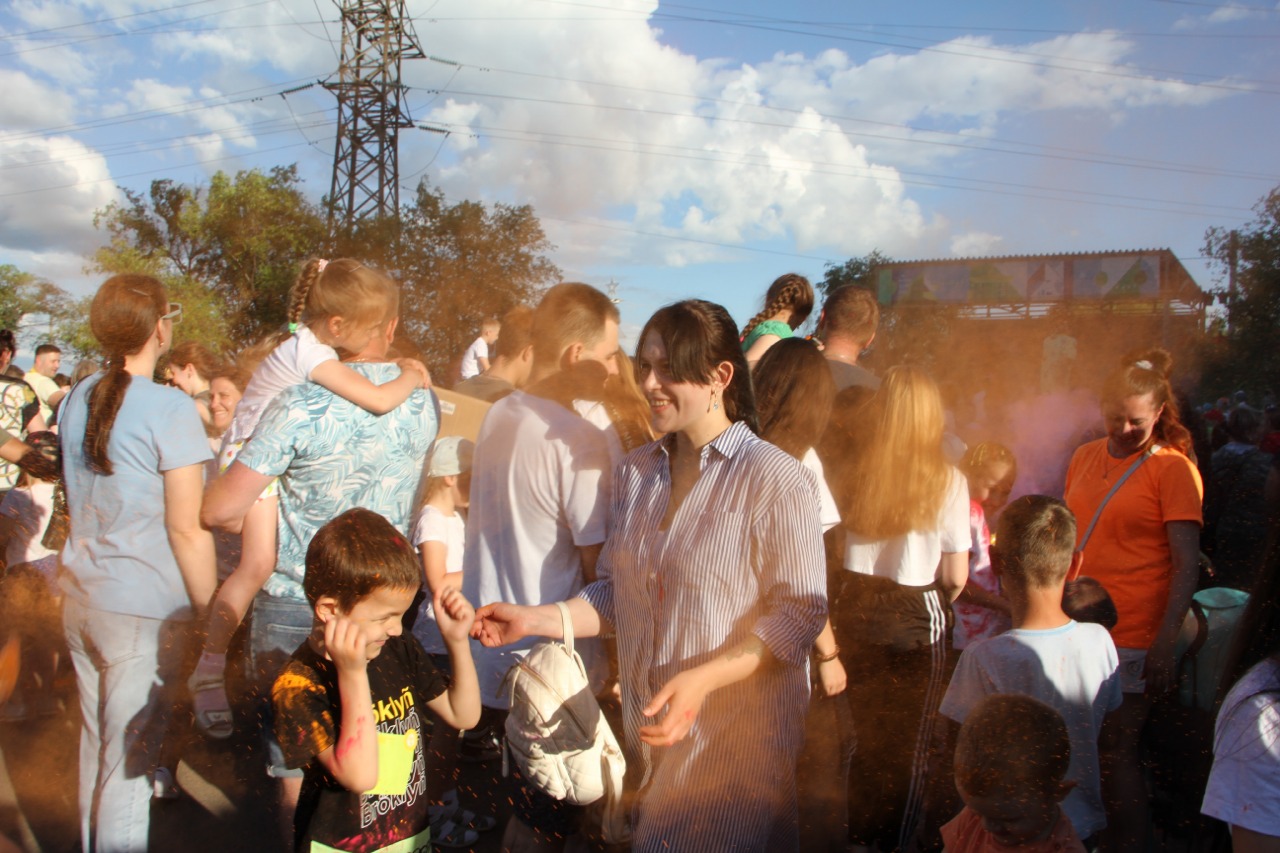 В Благовещенске прошёл яркий фестиваль красок Холи - 2x2.su картинка 2