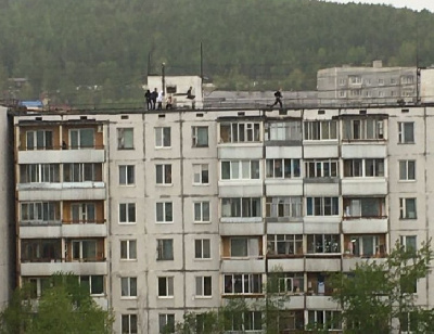 Опасные игры: в Тынде подростки гуляли по самому краю крыши - 2x2.su