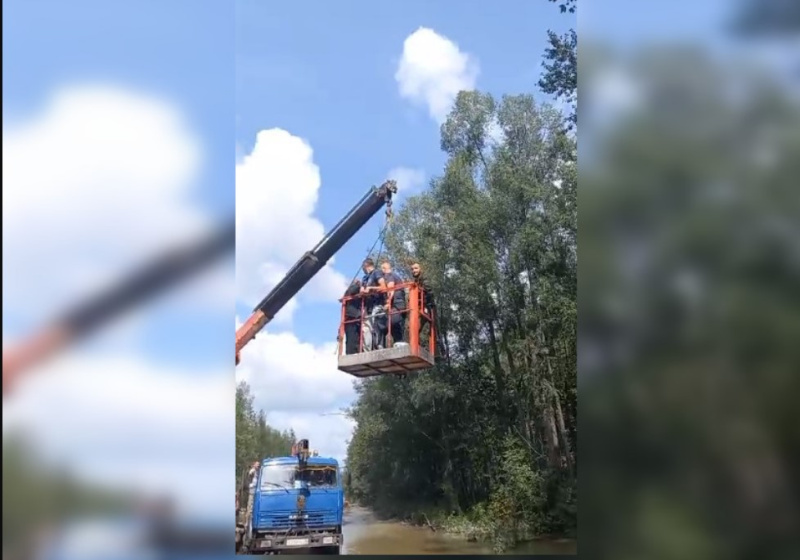 Через размытые дороги в Селемджинском районе людей переправляют автомобильным краном - 2x2.su