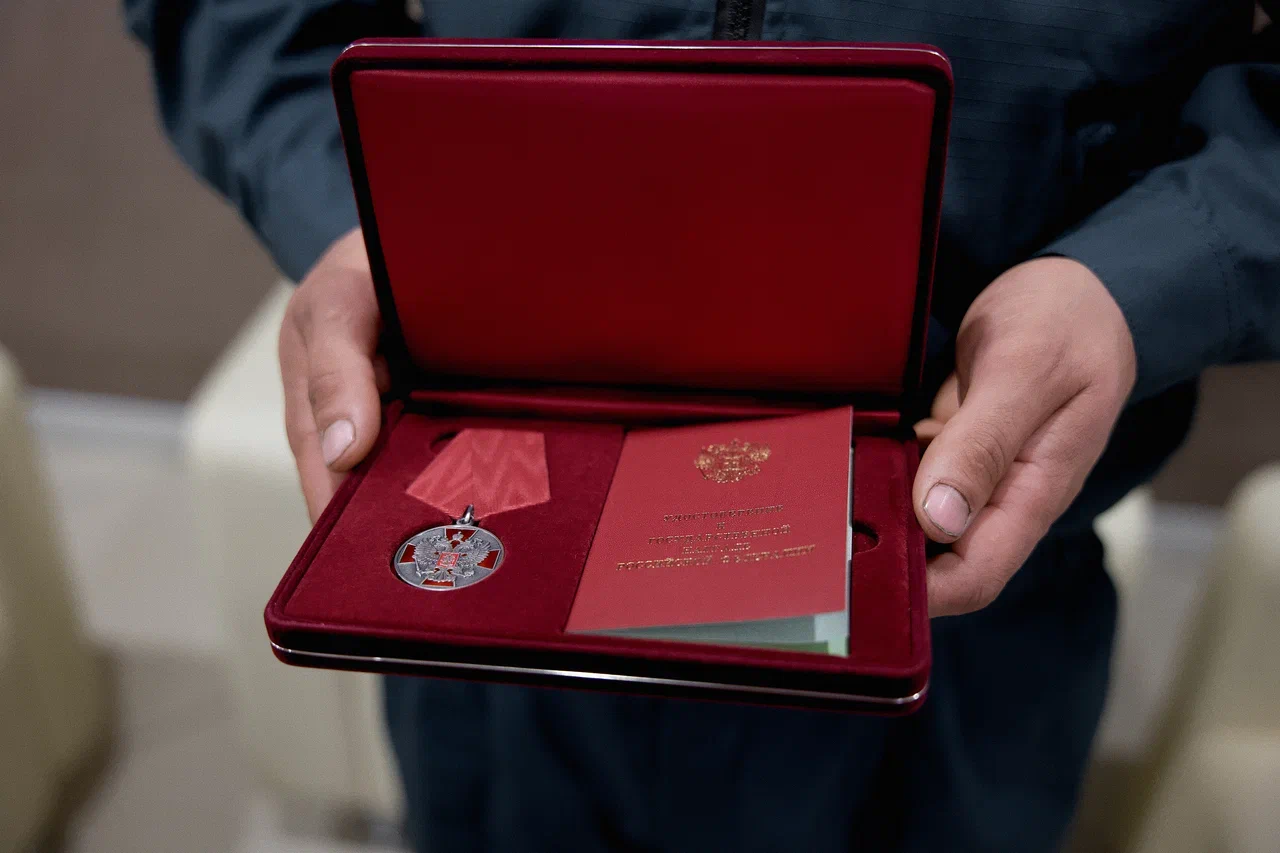 Юрий Трутнев наградил спасателей, защитивших амурчан от паводка, и многодетную семью - 2x2.su картинка 5