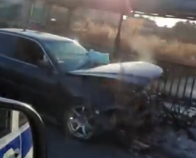 «Кричит от боли»: в Благовещенске легковушка влетела в ограждение, пострадал водитель - 2x2.su