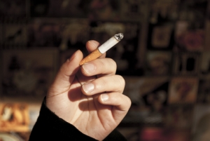 ВЦИОМ: в РФ впервые за 25 лет серьезно снизилось число курильщиков - 2x2.su